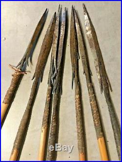 Ancien Arc en bois avec carcan + flèches Pygmées Afrique de l'Ouest Guinée