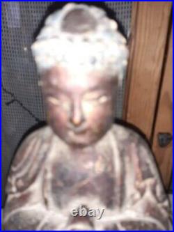 Ancien Bouddha En Bois derrière sur le bouddha dos il y a dans pot de cire
