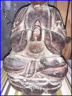 Ancien Bouddha En Bois derrière sur le bouddha dos il y a dans pot de cire