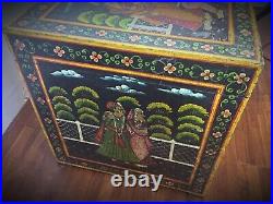 Ancien grand coffre cubique/ malle RAJASTHAN bois décors peint main milieu XXe