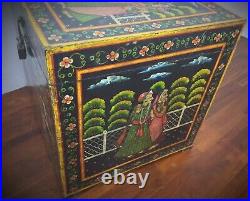 Ancien grand coffre cubique/ malle RAJASTHAN bois décors peint main milieu XXe