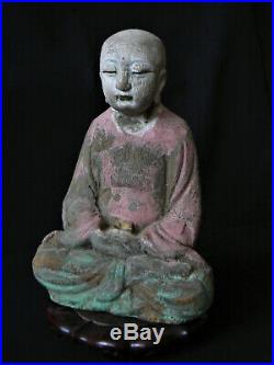 Ancienne sculpture en bois polychrome, moine chinois en méditation sur socle