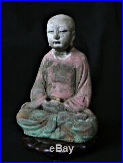 Ancienne sculpture en bois polychrome, moine chinois en méditation sur socle