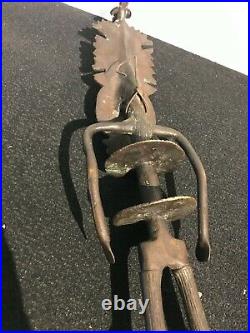 Ancienne sculpture en bronze anthropomorphe à identifier Afrique Art Brut