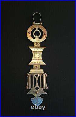 Antique clé de voile appelé Assrou n'swoul sert de contrepoids au voile des fe