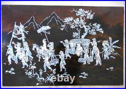 Art d'Asie Tableau en laque avec marqueterie de nacre milieu XXème. 40 x 60 cm