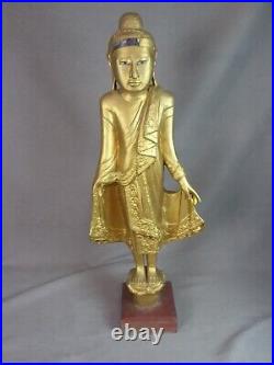 BOUDDHA DEBOUT, en bois doré. Ancien