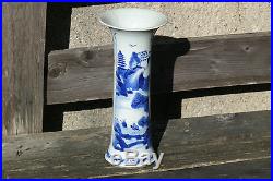 Beau et ancien vase cornet Chinois bleu blanc en porcelaine