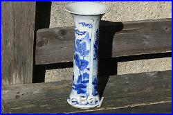 Beau et ancien vase cornet Chinois bleu blanc en porcelaine