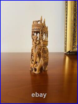 Belle statuette d'éléphant de santal finement sculptées