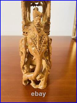 Belle statuette d'éléphant de santal finement sculptées