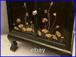 Cabinet à décor végétal doré sur fond laqué noir Japon