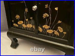 Cabinet à décor végétal doré sur fond laqué noir Japon