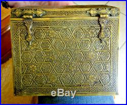 Coffre cuivre ou bronze calligraphie arabe, art d'islam. Iznik. Syrian maroc