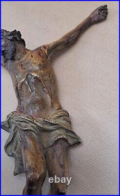 Crucifix sculpté sur bois, XVIIIe siècle, polychromie originale