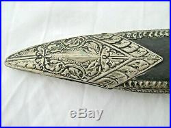 Kukri Népalais Ancien Longueur 45,5 cm, Gaine cuir décor en métal argenté