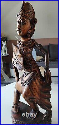 Magnifique Grande sculpture Divinité/Danseuse Balinaise. En bois massif. 58 cm