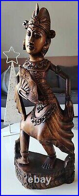 Magnifique Grande sculpture Divinité/Danseuse Balinaise. En bois massif. 58 cm