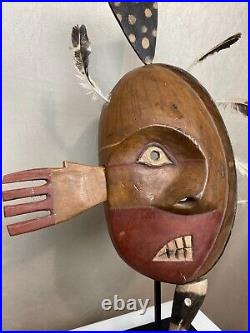 Masque yup'ik inuit Amérique du nord avec plumes