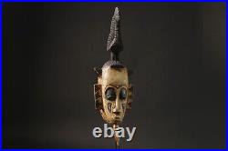 Masques africains antique Baule masques africains antiques suspendus au mur a