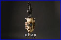 Masques africains antique Baule masques africains antiques suspendus au mur a