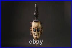 Masques africains antique Baule masques africains antiques suspendus au mur a