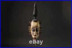 Masques africains antique Baule masques africains antiques suspendus au mur a