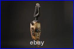 Masques africains antique Baule masques africains antiques suspendus au mur a