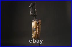 Masques africains antique Baule masques africains antiques suspendus au mur a