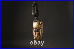 Masques africains antique Baule masques africains antiques suspendus au mur a