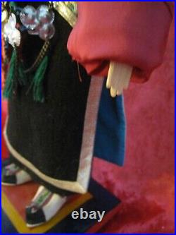 Objet RARE poupée ETHNIQUE TIBETAINE vêtement en SOIE Taille 45cm N°TI-133