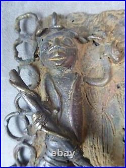 PLAQUE en bas-relief, du BENIN. Ancienne