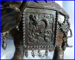 Paire d'Éléphants en Bronze Surmonté d'une Pagode Brûle-Parfums Chinois XIXe