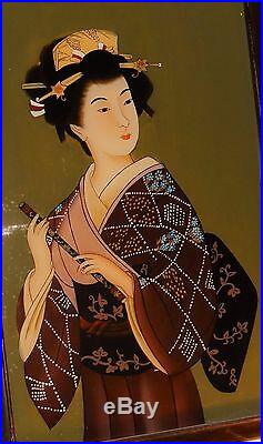 Peinture fixé sous verre Chine début XXe jeune femme au rouleau