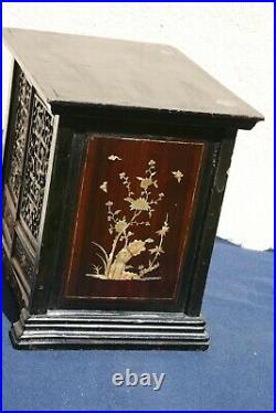 Petite armoire en bois cabinet Indochine incrustations de nacre décor asiatique