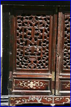 Petite armoire en bois cabinet Indochine incrustations de nacre décor asiatique
