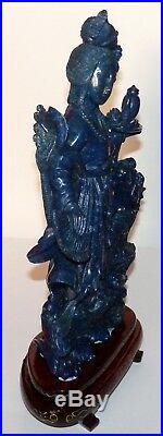 Quan Yin en lapis-lazuli sur socle bois (H 23.5 cm)