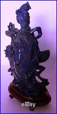 Quan Yin en lapis-lazuli sur socle bois (H 23.5 cm)