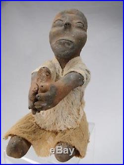 Rare Statue Sculpture Inuit Terre Cuite Tissu Personnage Tenant Un Bebe Phoque