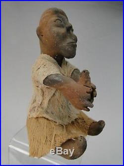 Rare Statue Sculpture Inuit Terre Cuite Tissu Personnage Tenant Un Bebe Phoque