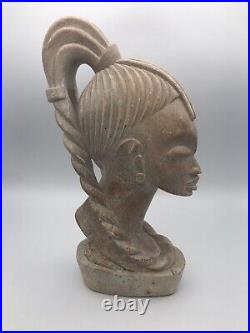 STATUE Sculpture Tête De Femme Africaine En PIERRE Beige, XXème, Signé 31 cm