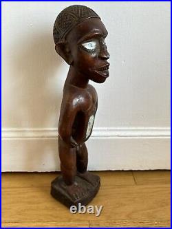 Statue africaine art tribal statue en bois patine brun rouge et cavité Congo