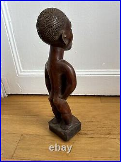 Statue africaine art tribal statue en bois patine brun rouge et cavité Congo