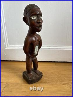 Statue africaine art tribal statue en bois patine brun rouge et cavité Congo