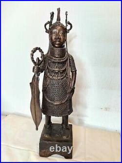 Statue femme reine en bronze nigeria / art africain