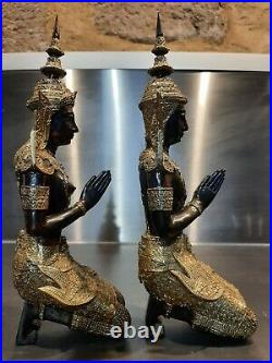 Statues Thailandaises, une paire de teppanom en bronze doré, 33cm