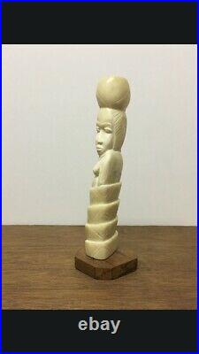 Statuette africaine ancienne en os sur socle en bois