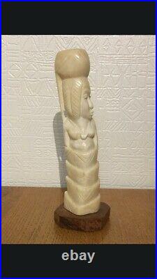 Statuette africaine ancienne en os sur socle en bois