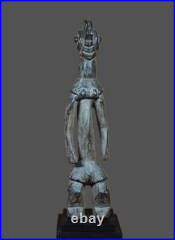 Statuette ancienne sur socle. Ethnie Chamba. Nigeria. Afrique