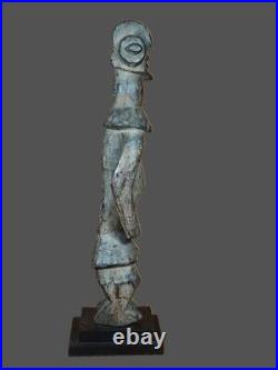 Statuette ancienne sur socle. Ethnie Chamba. Nigeria. Afrique